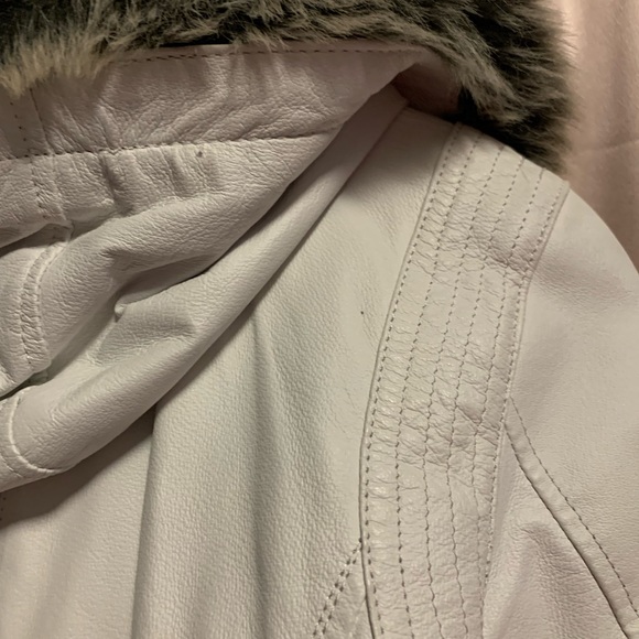 The perfect ‘winter white’ leather coat and purse ensemble ❄️ - Picture 6 of 12
